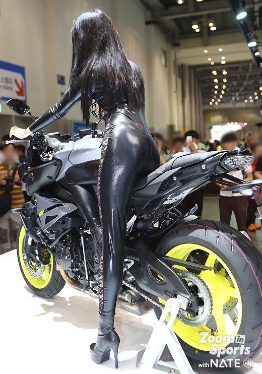 모터쇼 방해하는 모델 의상