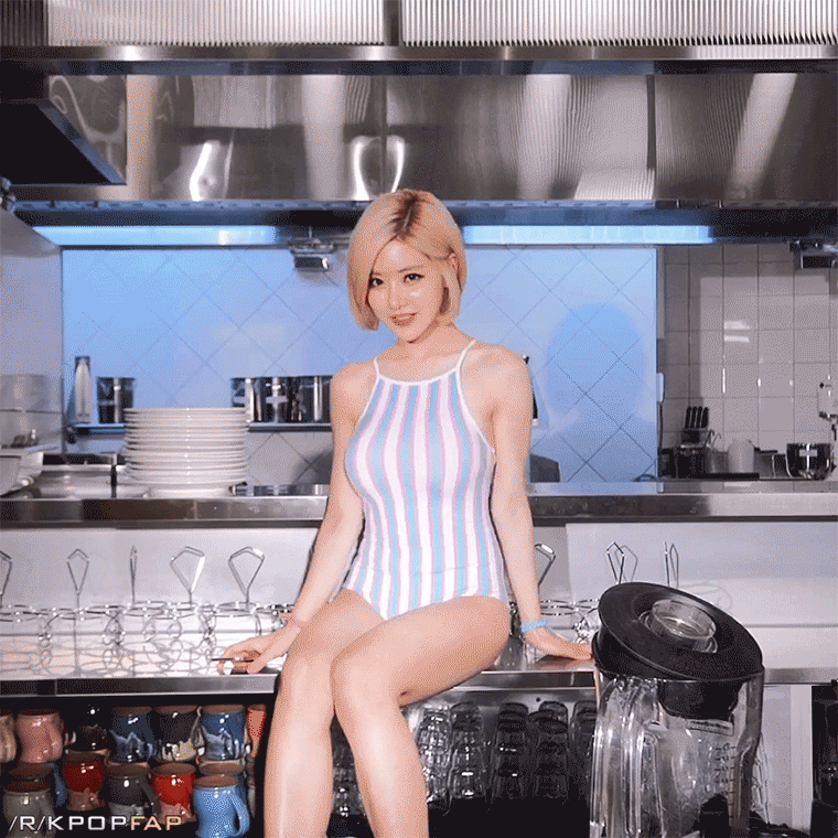수영복 입고 부엌에서 가슴 흔드는 DJ소다