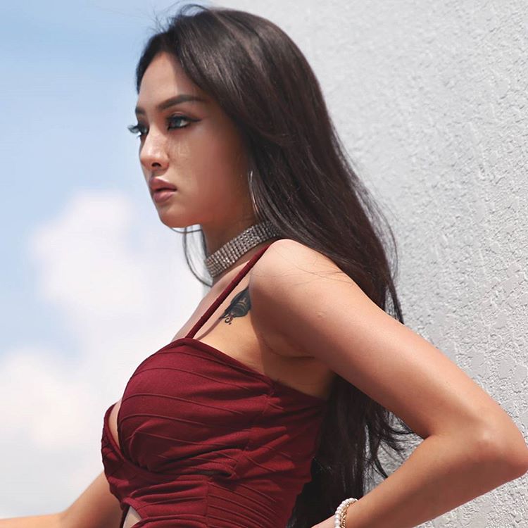 서양물 먹고 자란 동양 누나 몸매