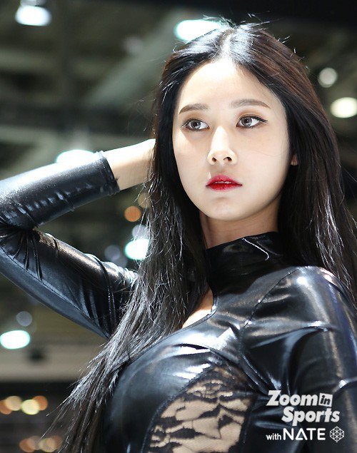 모터쇼 방해하는 모델 의상