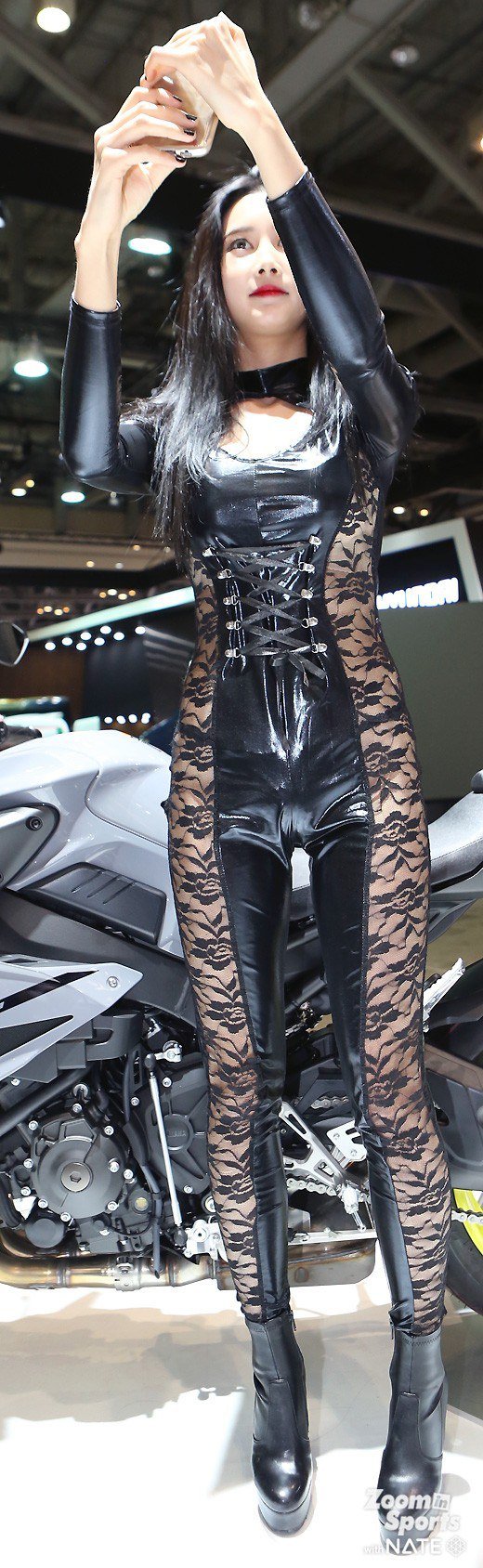 모터쇼 방해하는 모델 의상