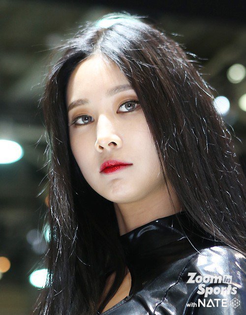 모터쇼 방해하는 모델 의상