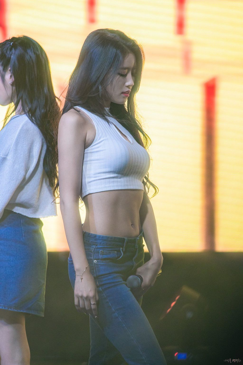청바지가 잘 어울리는 여자