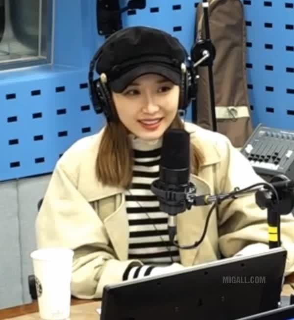 윤태진 아나운서 줄무늬 의상.gif