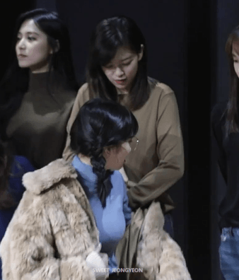 모모 옷속에 손 넣는 정연