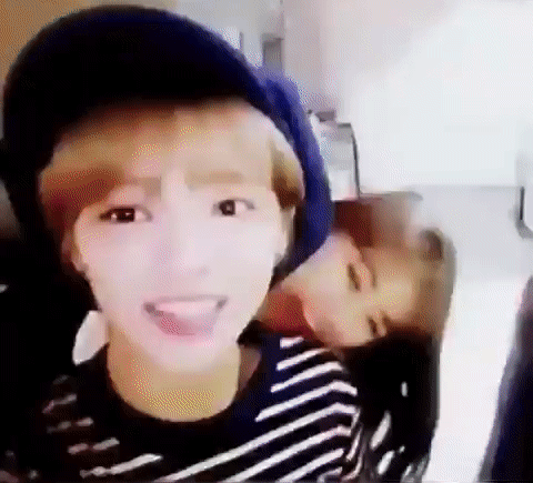 멤버들 어깨 깨무는 지효