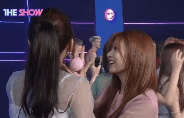 유진이 얼굴에 하트 그리는 민주 + 원영