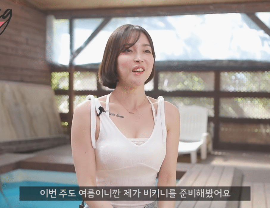 입어서 보여주는 수영복 리뷰.gif