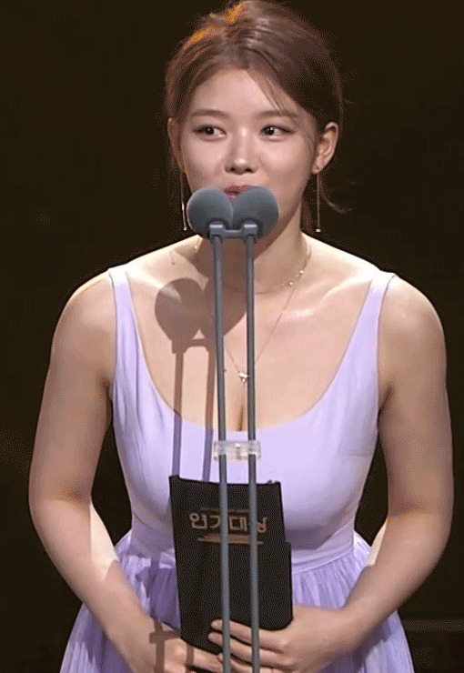 위엄 쩔었던 김유정.gif