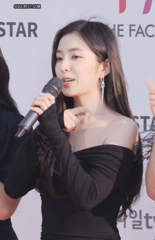 포토월 오프숄더 아이린