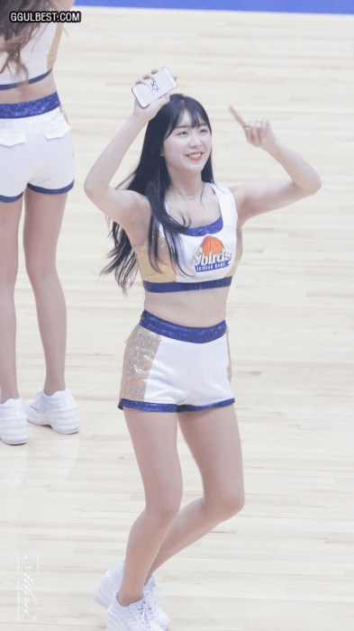 흥넘치는 치어리더 안지현.gif