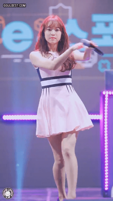 에이프릴 예나 민소매 원피스