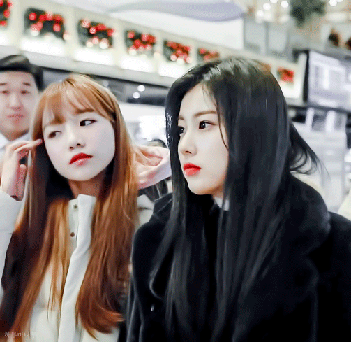 김포공항 출국 권은비 강혜원
