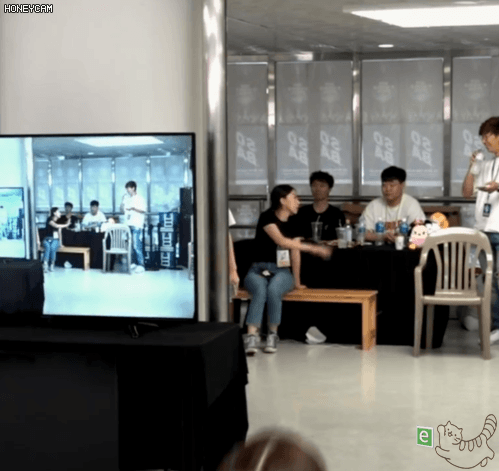 게임하는 V넥 미주