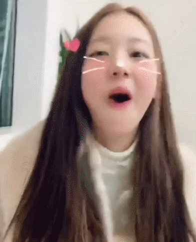 움짤 핫도그 먹는 원영