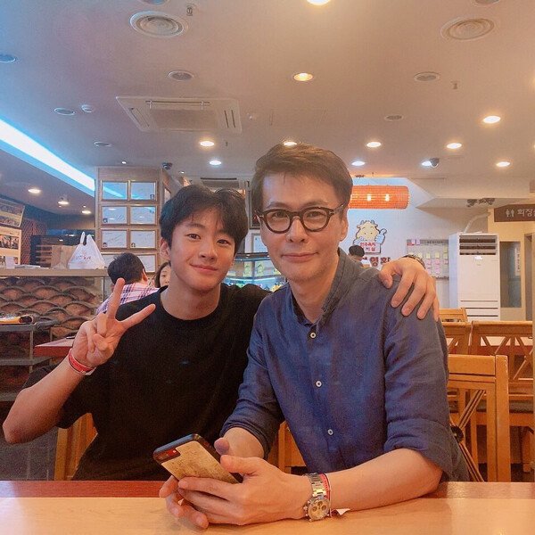 훈훈하다고 화제였던 윤상 아들 최근 모습