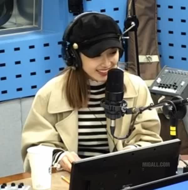 윤태진 아나운서 줄무늬 의상.gif
