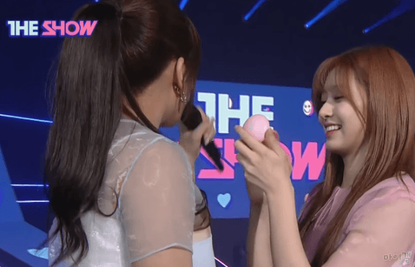 유진이 얼굴에 하트 그리는 민주 + 원영