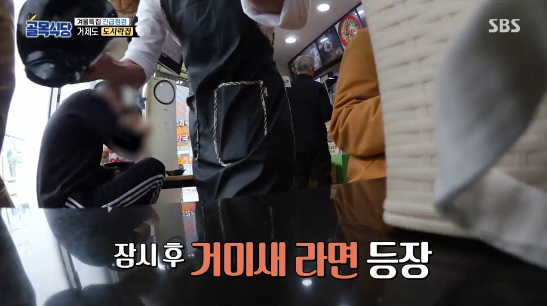혹시 촬영 나왔나 경계 중