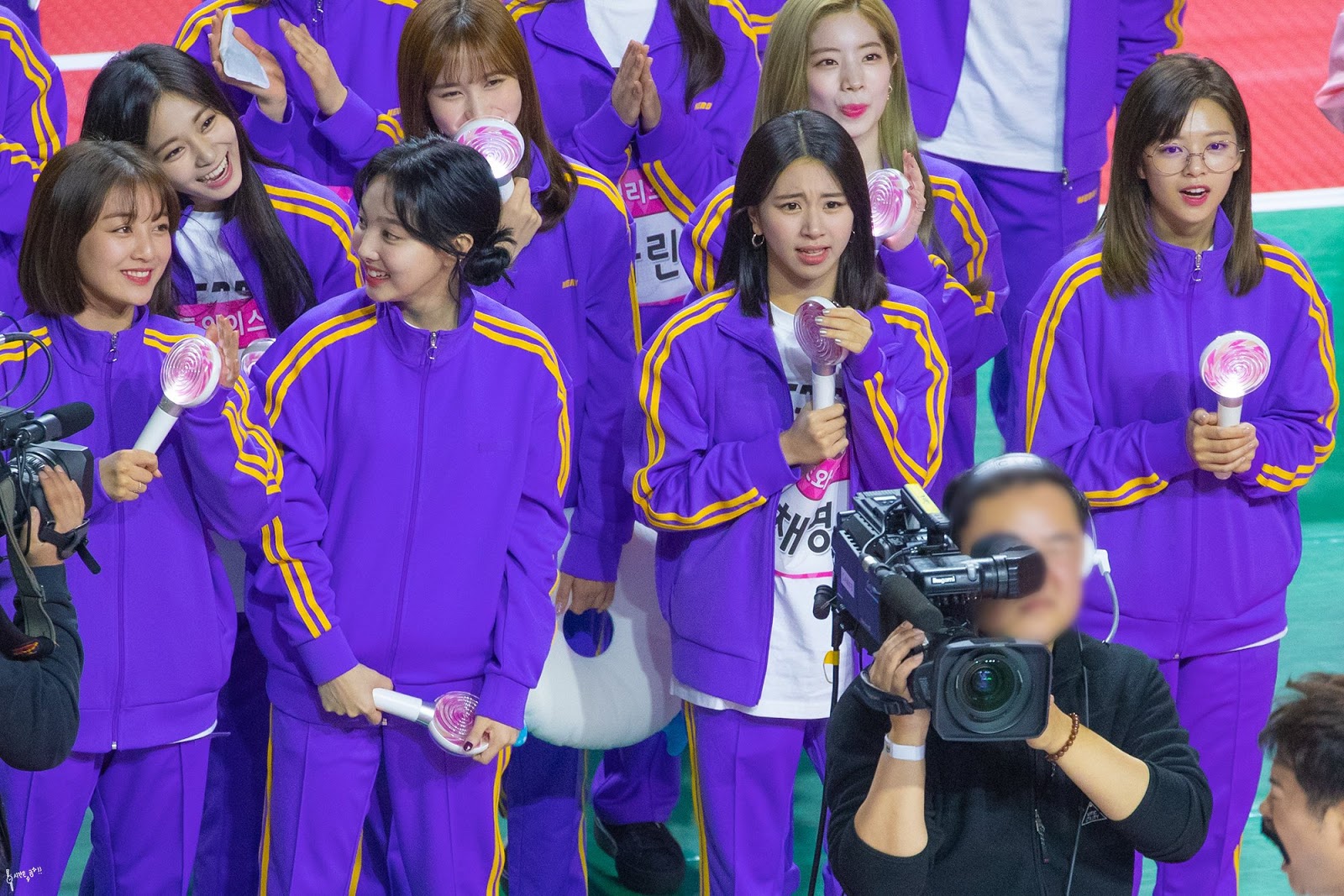 프레디 무큐리 공연을 보는 트와이스