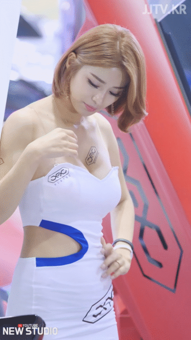 레이싱 모델 안나경 묵직한 가슴골