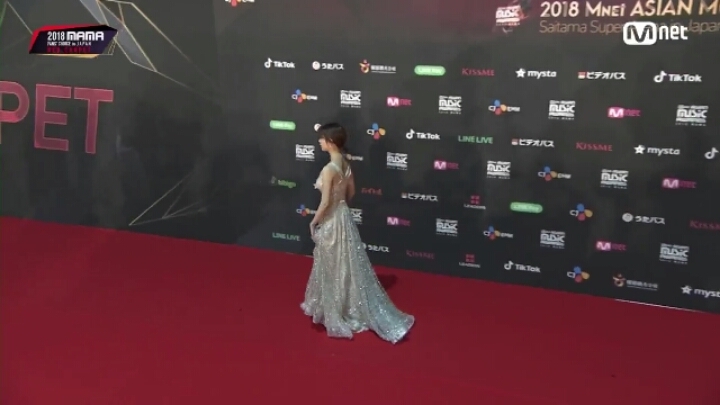 정소민 2018 MAMA 재팬 가슴 노출 드레스 몸매