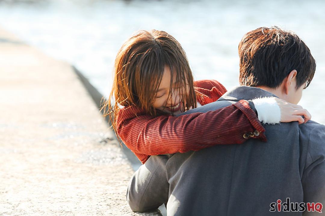 몸소 온도계가 되어 한강 수온을 체크해 [보아]요