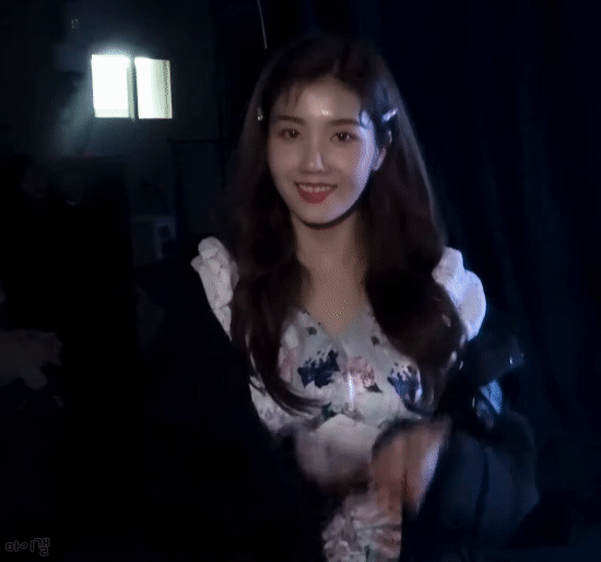 수중 촬영을 보는 아이즈원 권은비