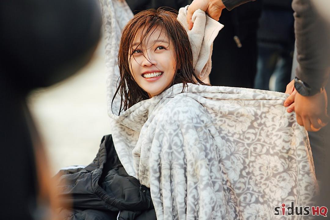 몸소 온도계가 되어 한강 수온을 체크해 [보아]요
