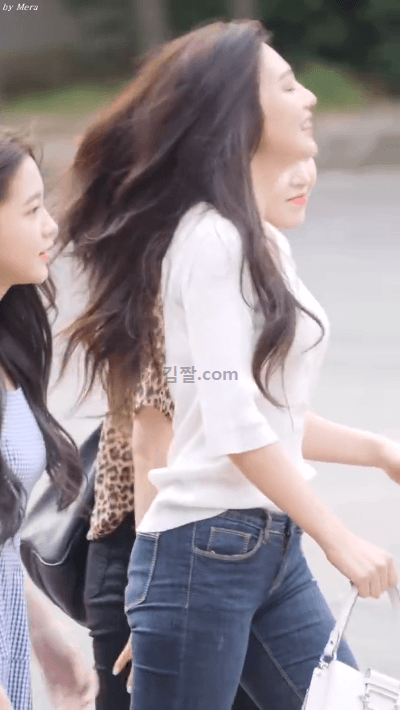 출근길 조이 청바지 뒤태(오늘자 뮤뱅)