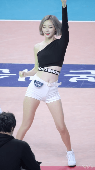 원오프숄더 서현숙.gif