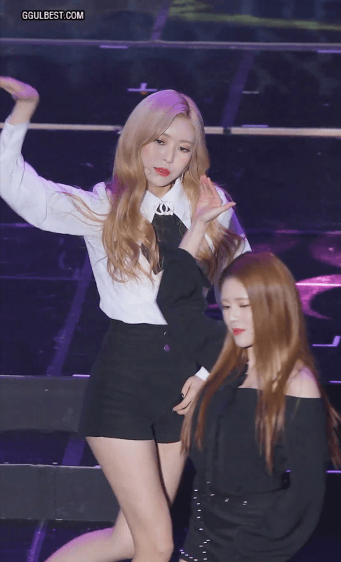 올라가는 검은팬츠 모모랜드 제인