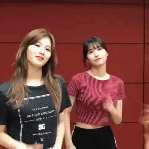 인사하는 사나 모모