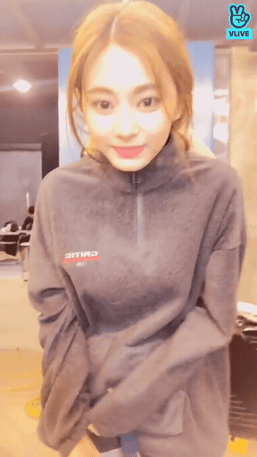뒤로 머리 묶은 귀여운 쯔위