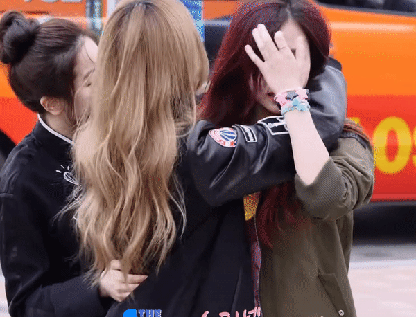 팬들의 선물에 우는 미나