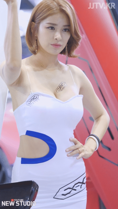 레이싱 모델 안나경 묵직한 가슴골
