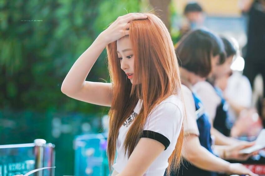 쓸어 넘기는 민주