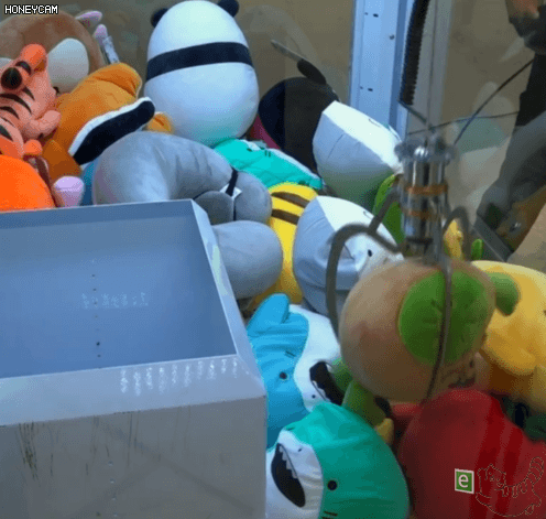 게임하는 V넥 미주