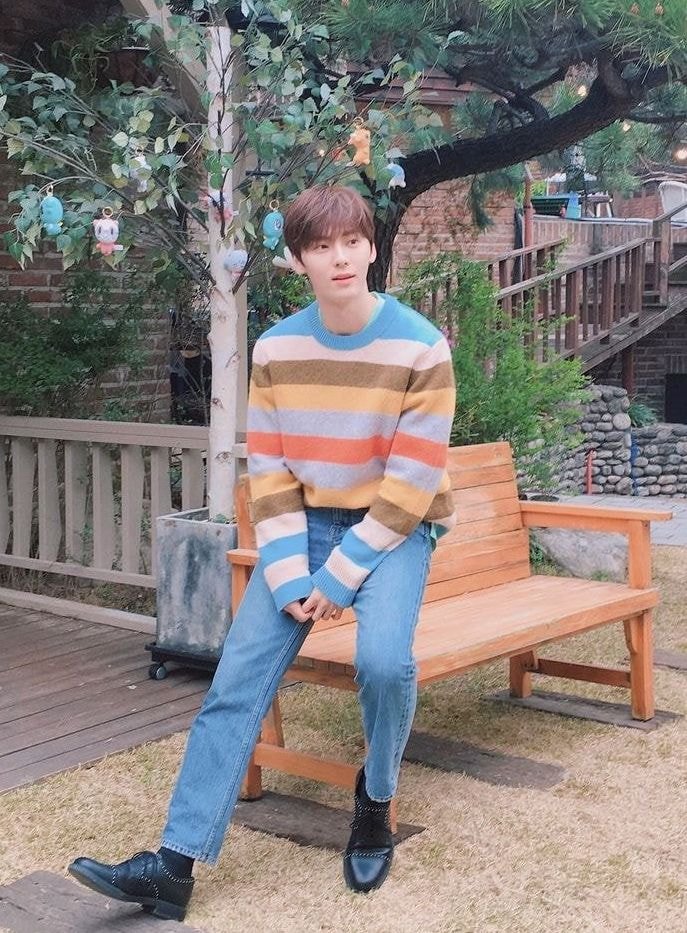 같은 무지개떡의상 입은 옹성우 황민현
