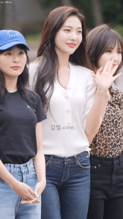 출근길 조이 청바지 뒤태(오늘자 뮤뱅)