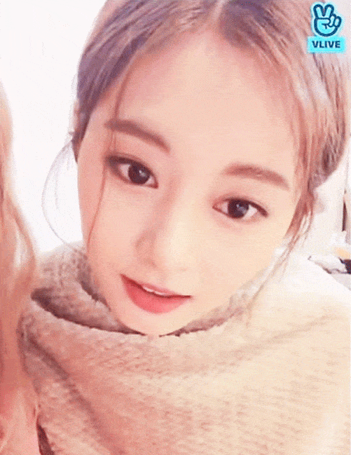 뒤로 머리 묶은 귀여운 쯔위