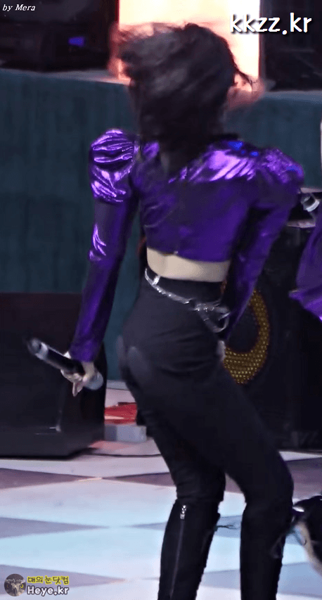 엉덩이에 먼지 묻은 신비