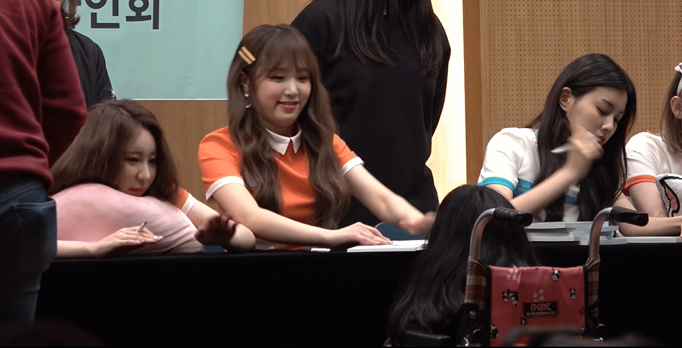 190405 아이한테 싸인해주는 아이즈원(izone fansign)