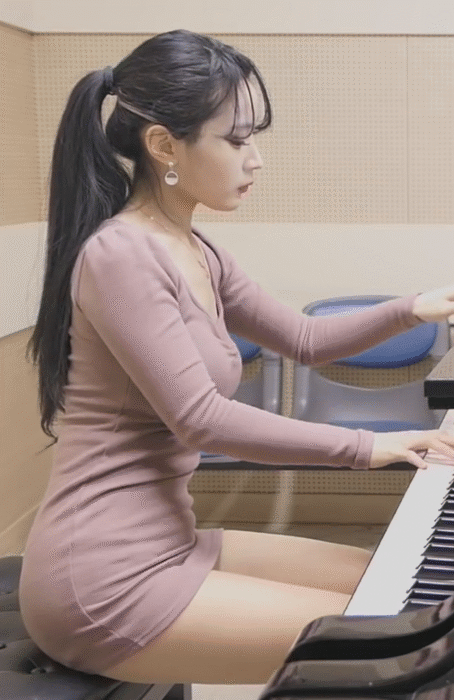 피아노 치는 음대생 효은이