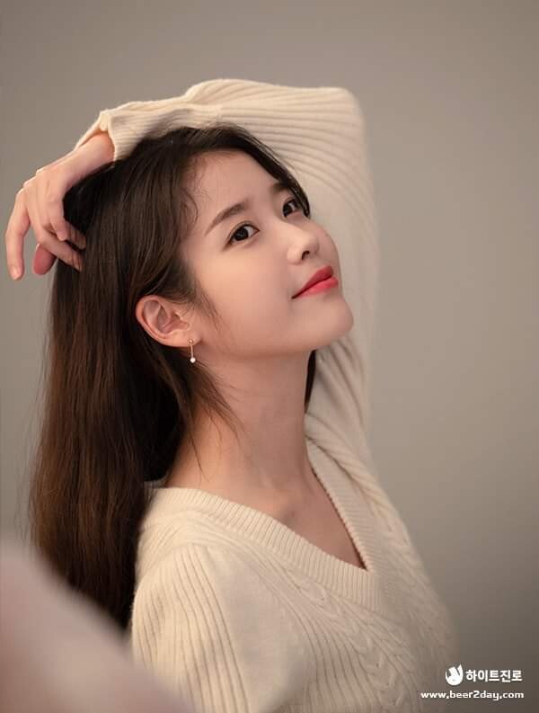 진로에서 올린 미공개 아이유 사진