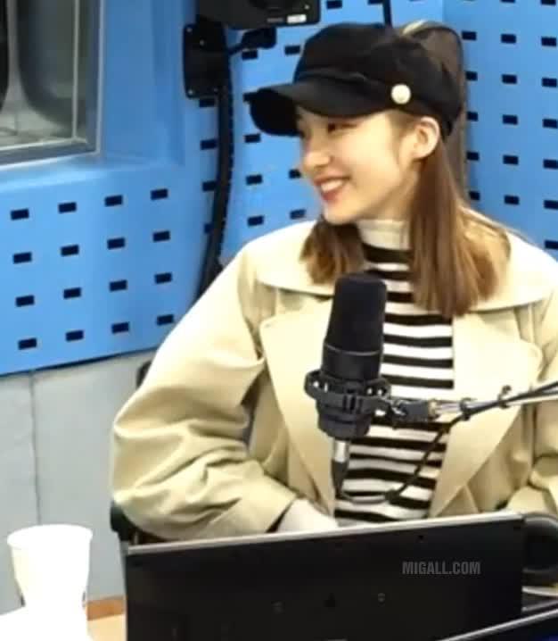 윤태진 아나운서 줄무늬 의상.gif