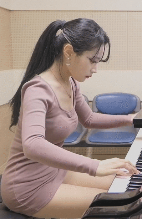 피아노 치는 음대생 효은이