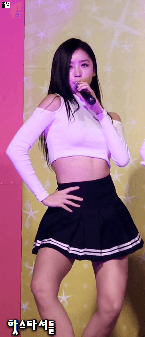 올라가는 옷이 신경쓰이는 헬로비너스 유영