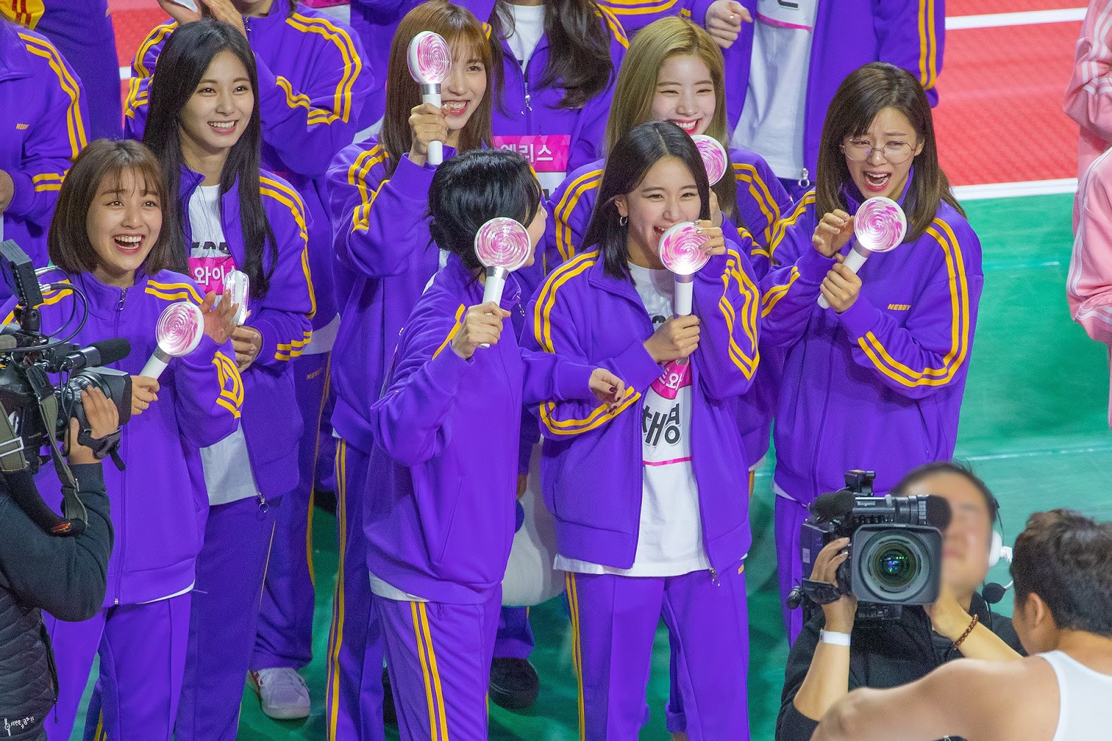 프레디 무큐리 공연을 보는 트와이스