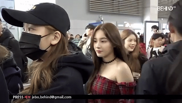 체크 오프숄더 모모랜드 낸시